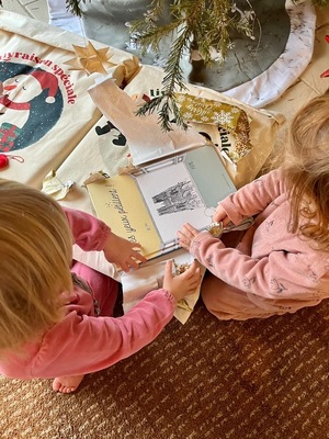 Petites filles lisant "Mes yeux pétillent !"